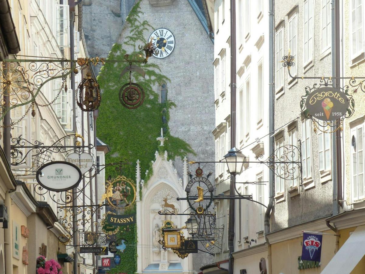 ulica z uro na strani stavbe
