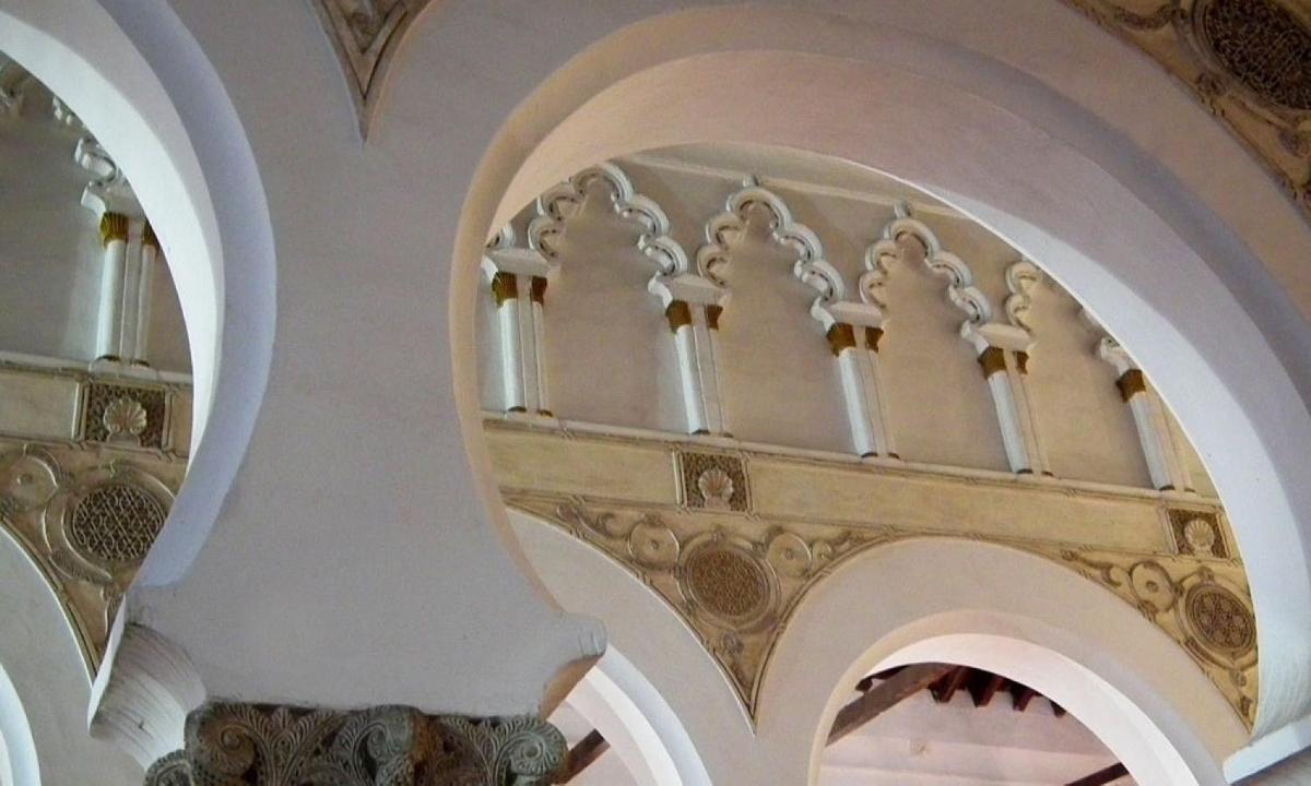 skrautlegur stigi í byggingu með hvítum veggjum og loftum