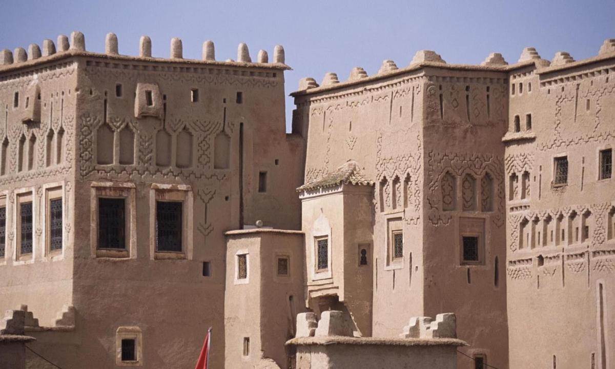 un gruppo di edifici con bandiere di fronte
