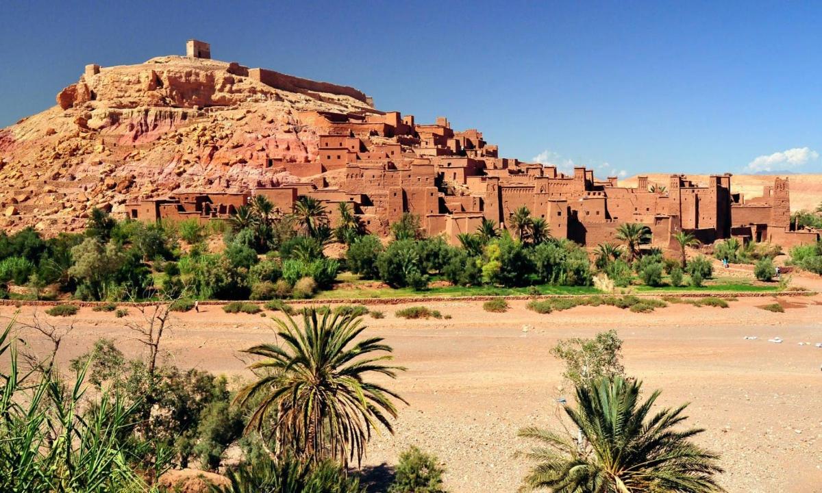 un edificio in cima a una montagna nel deserto