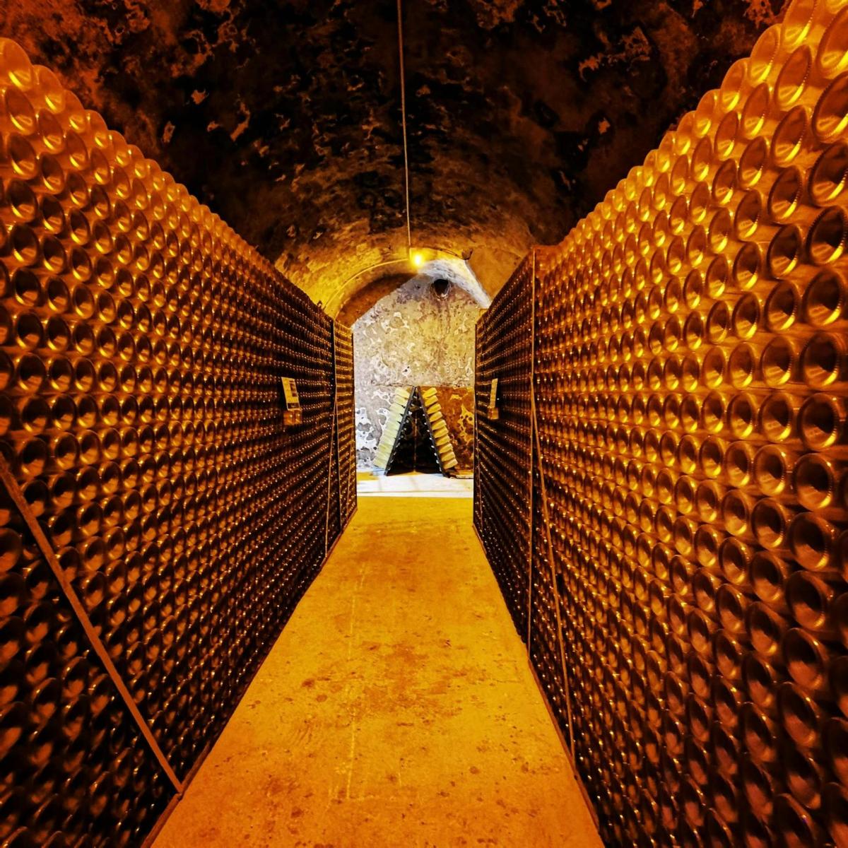 ein Tunnel mit einem Licht am Ende des Tunnels