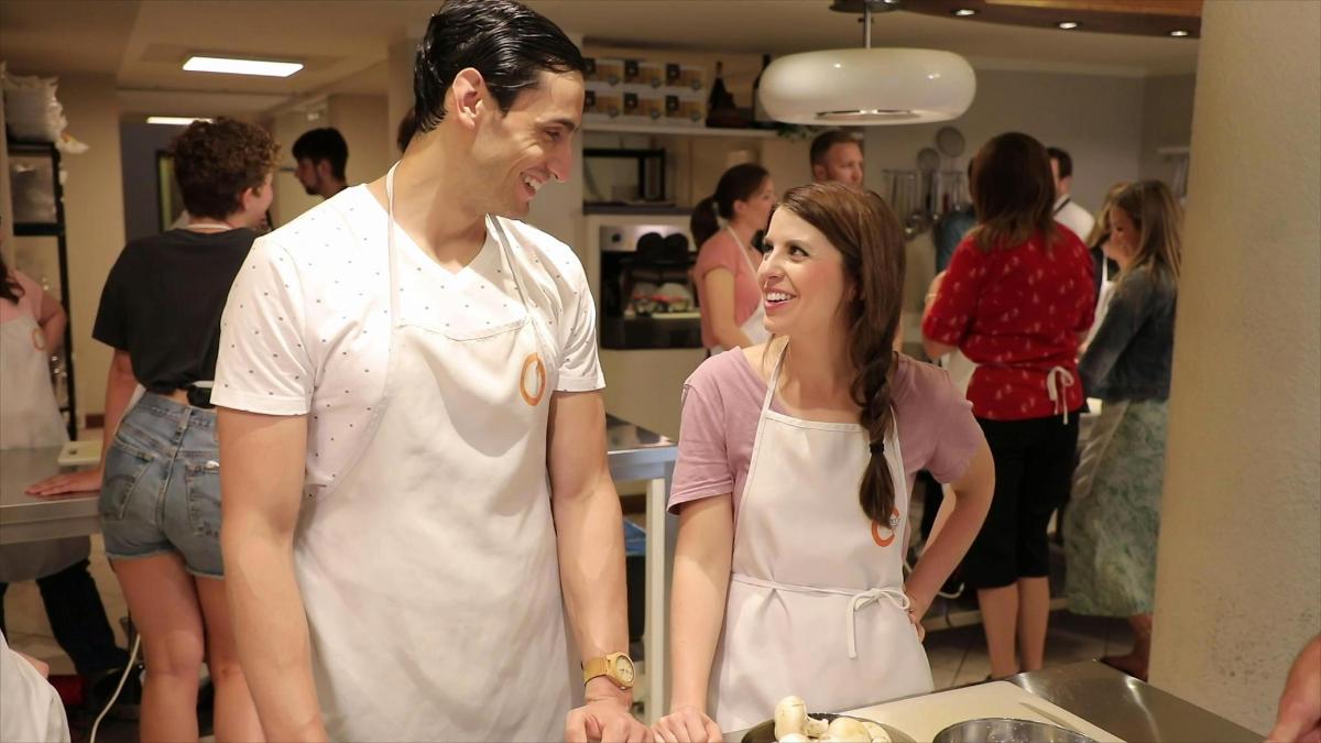 een man en een vrouw staan in een keuken