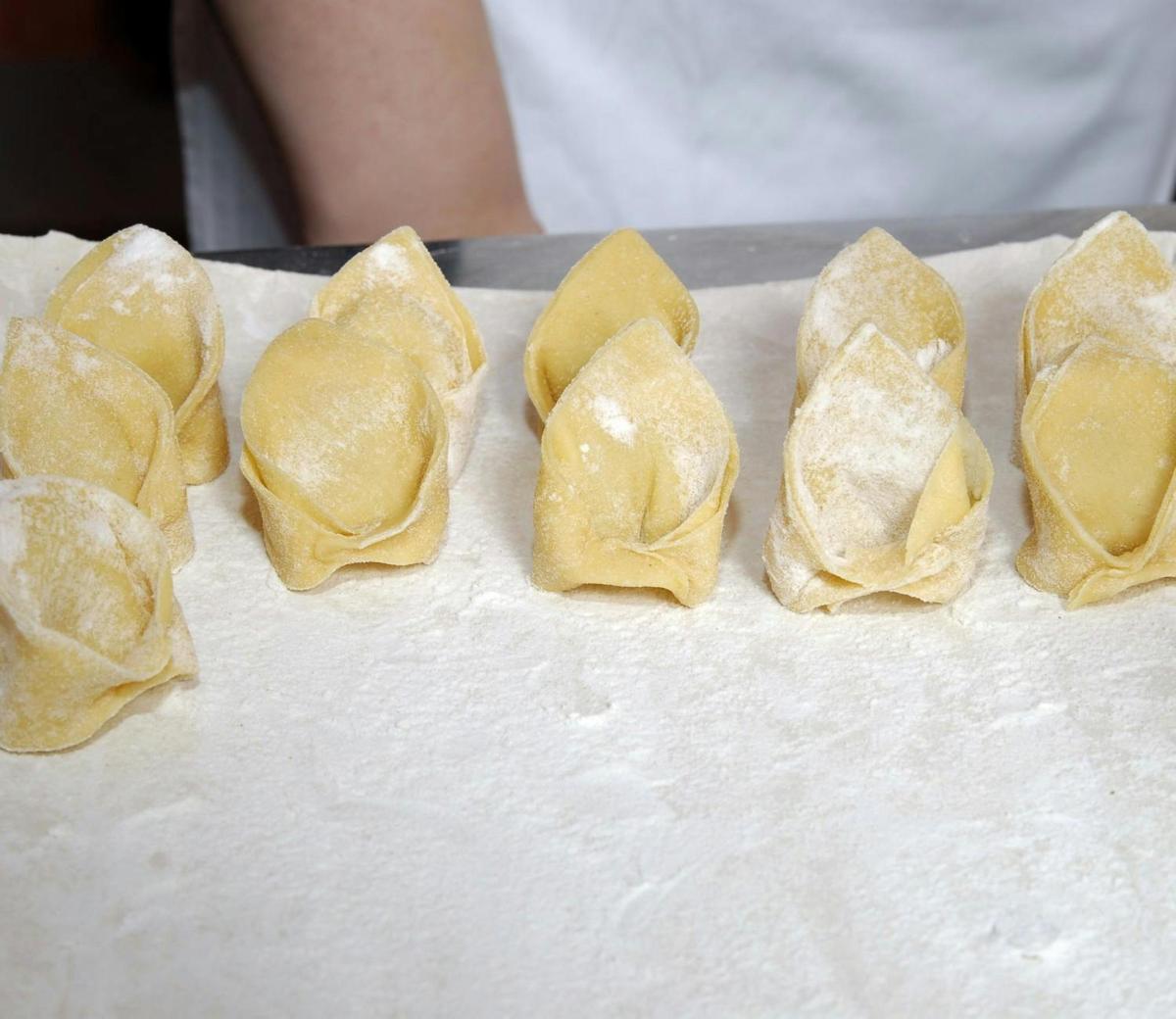 μια ομάδα wonton που κάθονται πάνω σε ένα τραπέζι