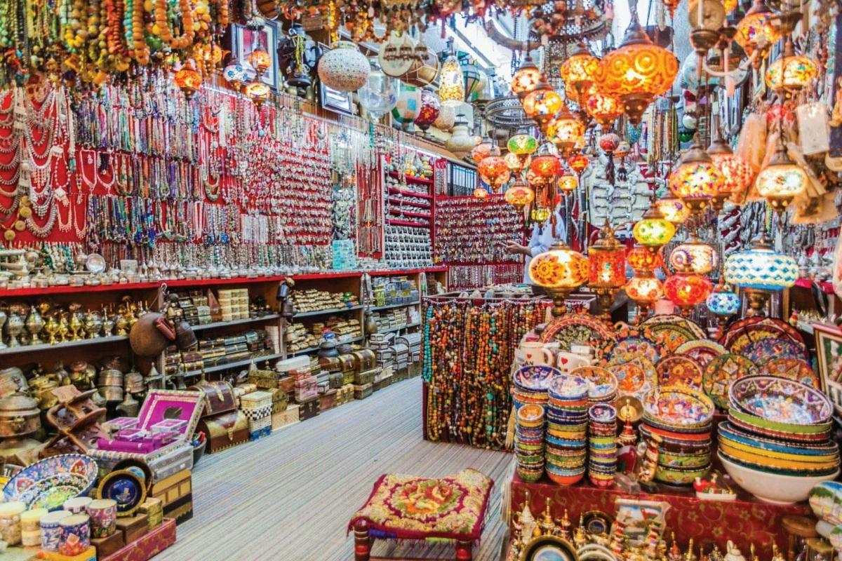 ein Laden voller Lampen und anderer Artikel