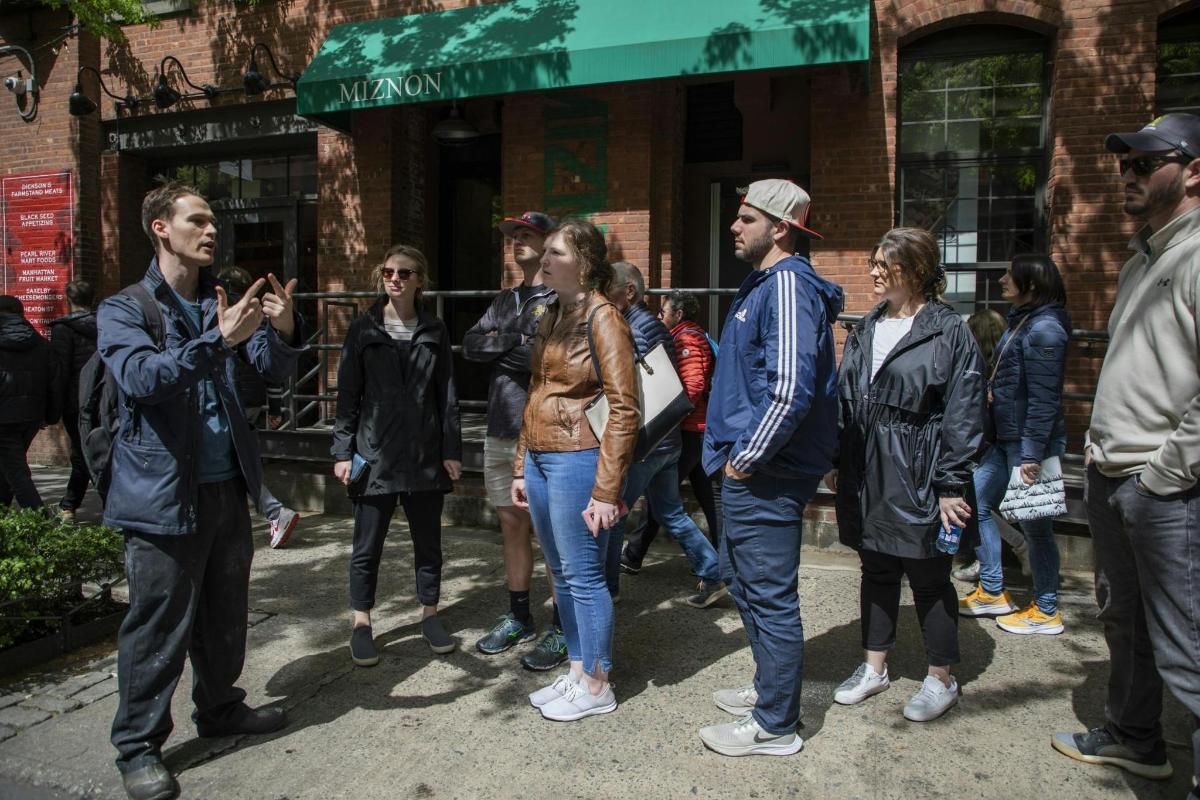un gruppo di persone in piedi sulla strada