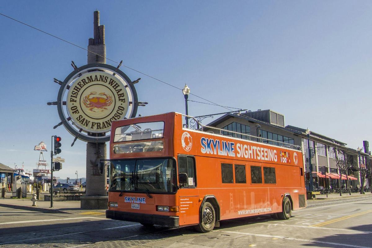 oranžový dvoupatrový autobus na městské ulici