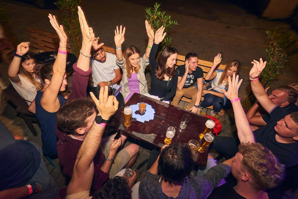 un grup de oameni cu mâinile ridicate în aer