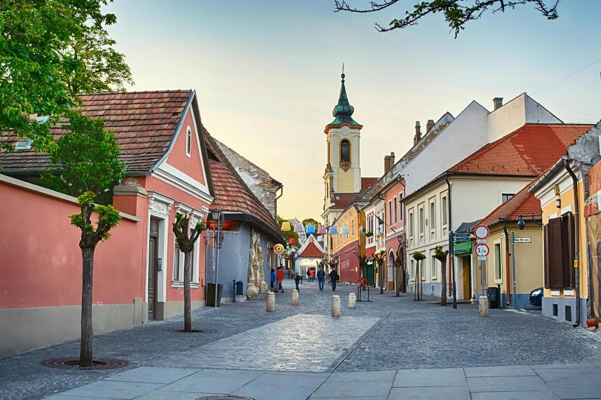 egy üres utca egy városban, ahol óratorony van
