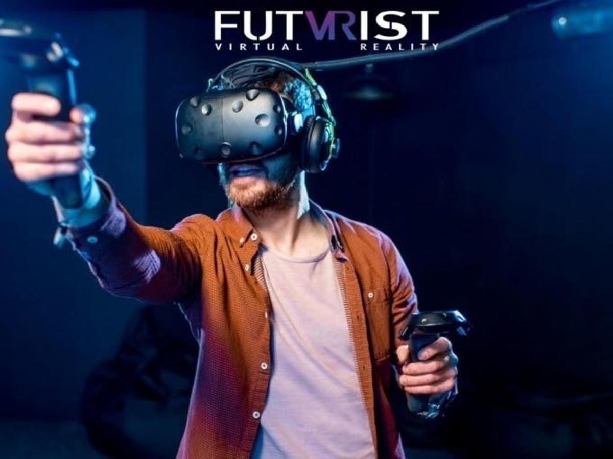 Un hombre con un casco de realidad virtual en la cabeza.