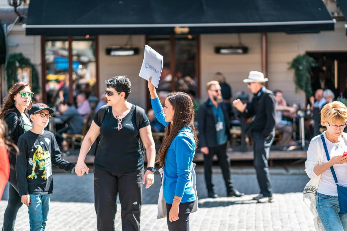 en kvinde, der holder et skilt op i en menneskemængde
