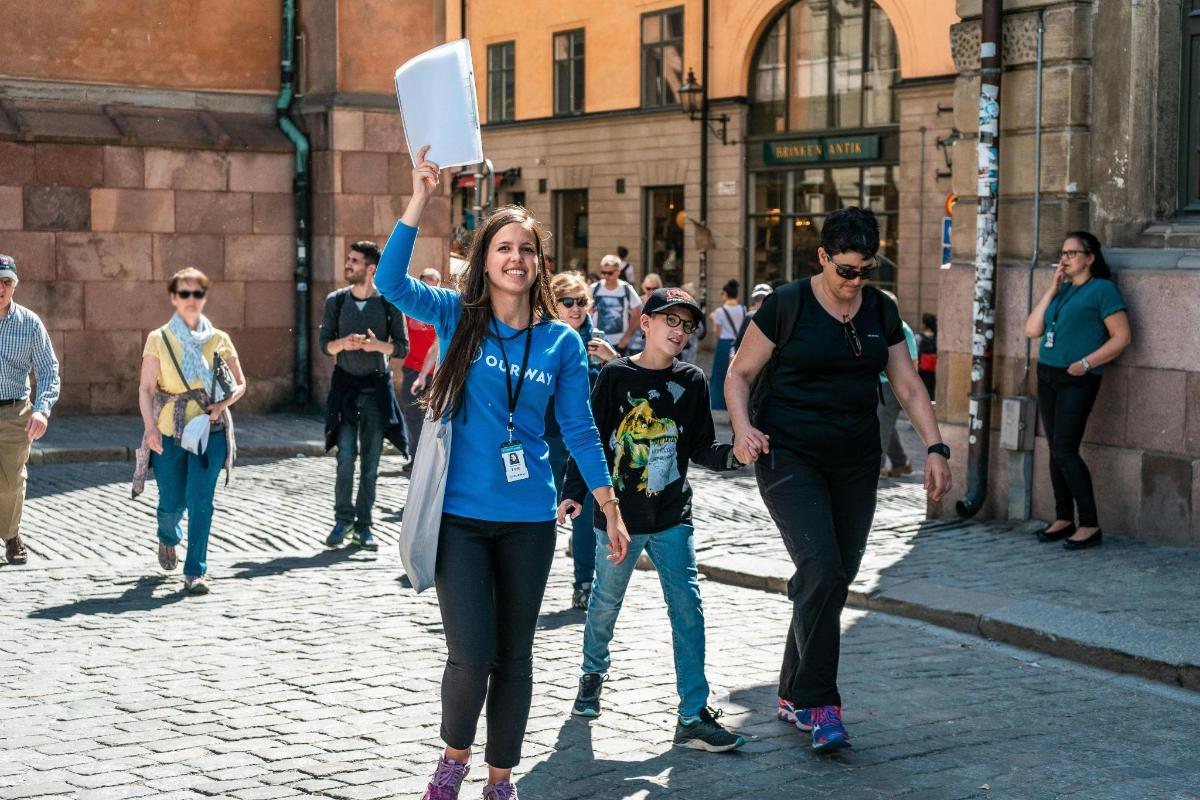en kvinde, der holder et skilt op på gaden