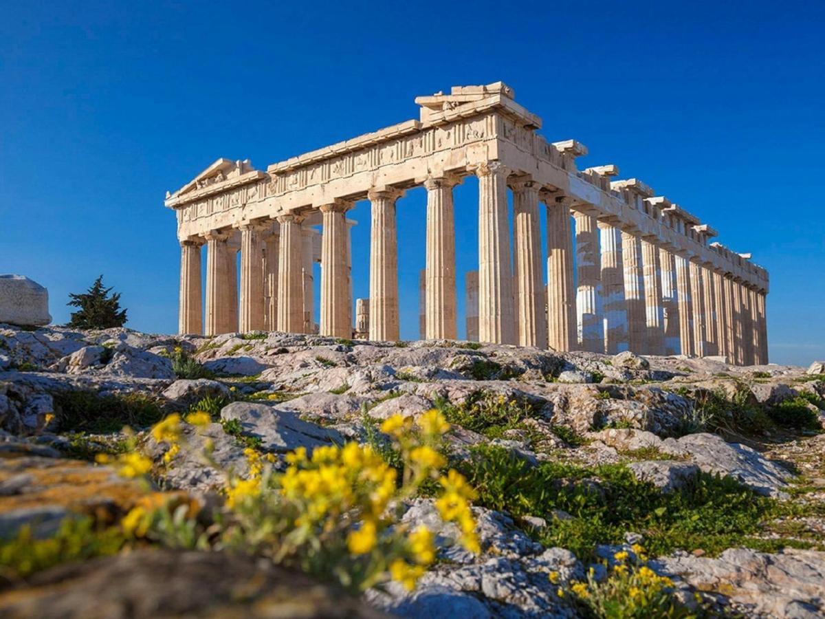 un tempio in cima a una collina con fiori