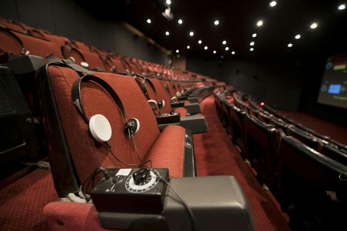 Blick auf ein leeres Theater mit einer Kamera auf den Sitzen