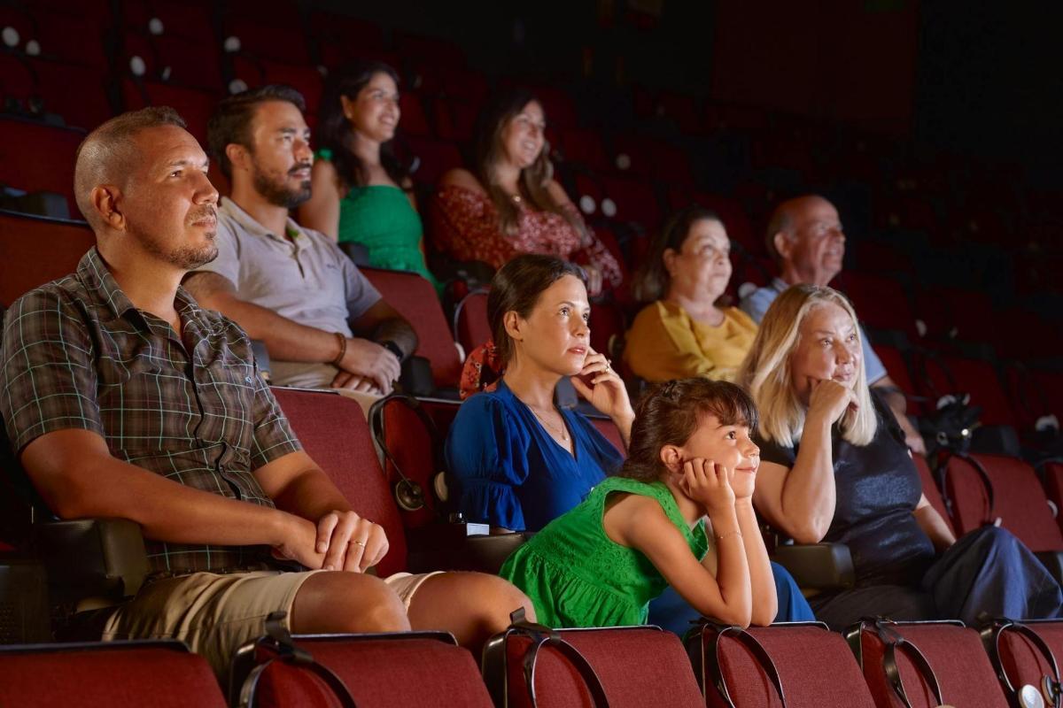 eine Gruppe von Menschen, die in einem Auditorium im Publikum sitzen