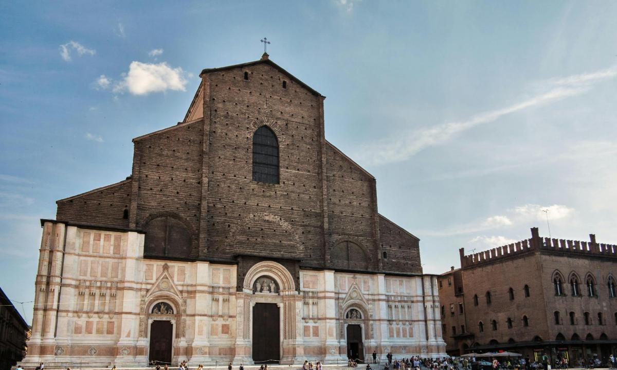 una vecchia chiesa in mattoni con una croce in cima