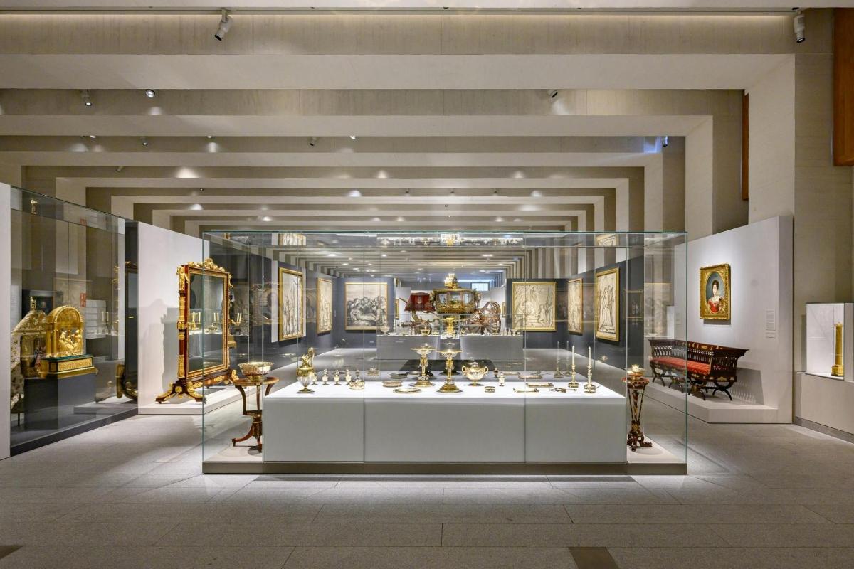 una vetrina in un museo con oggetti esposti