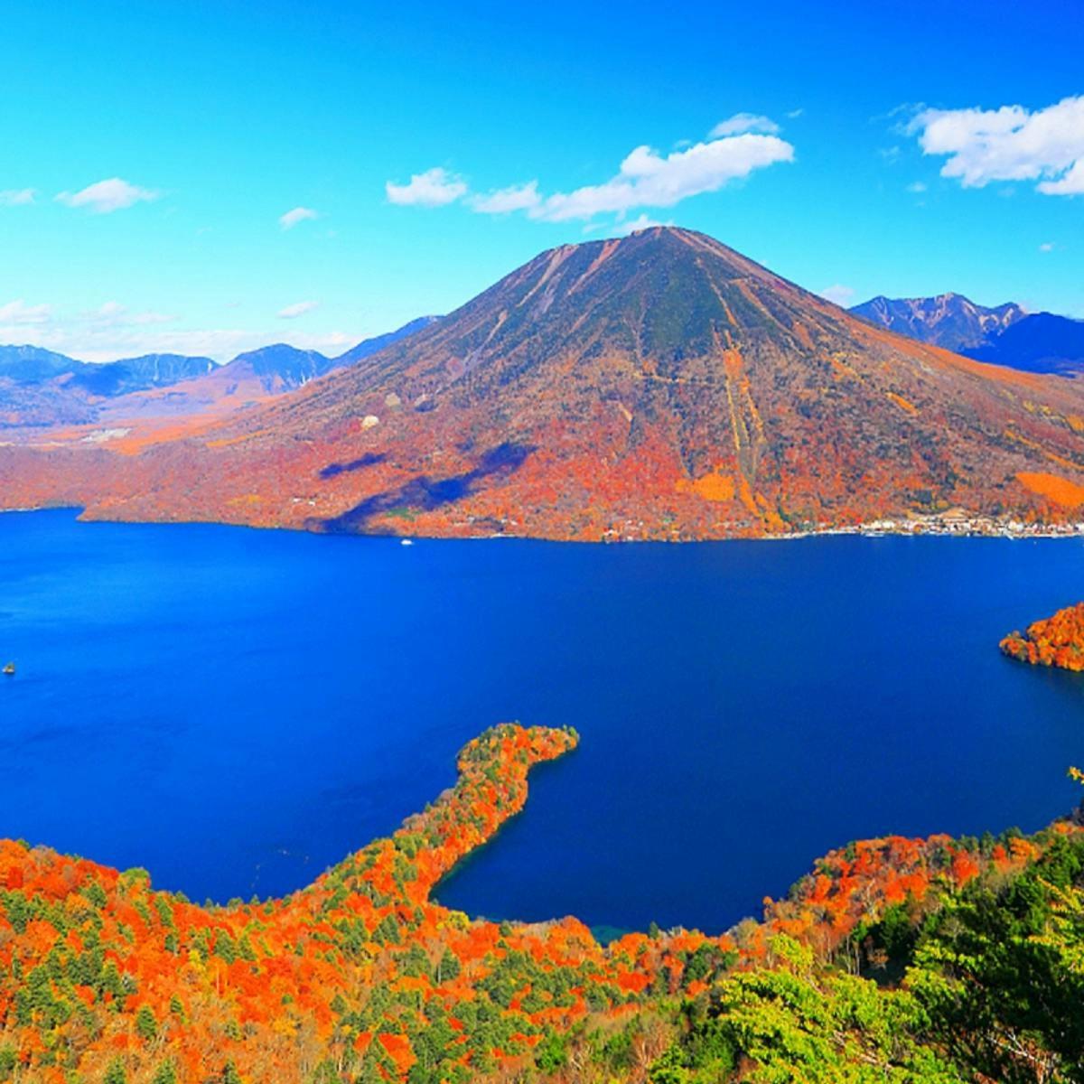 una vista del lago del cratere in autunno