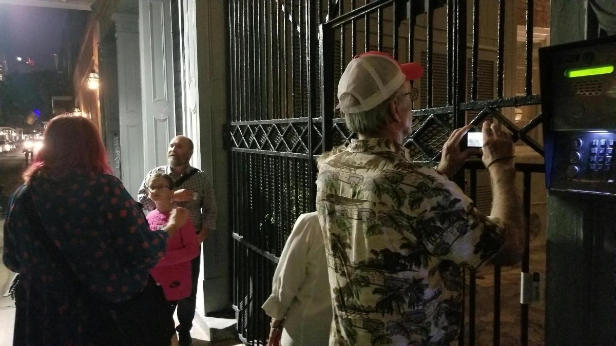 uma mulher tirando uma foto de pessoas na rua