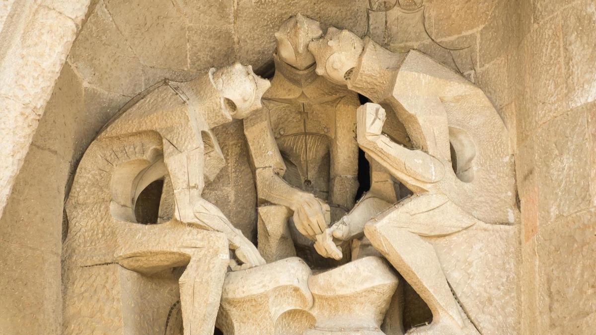 kamenná socha muže a lidožravce