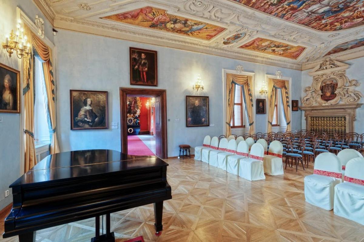 una habitación con un piano en una habitación con sillas