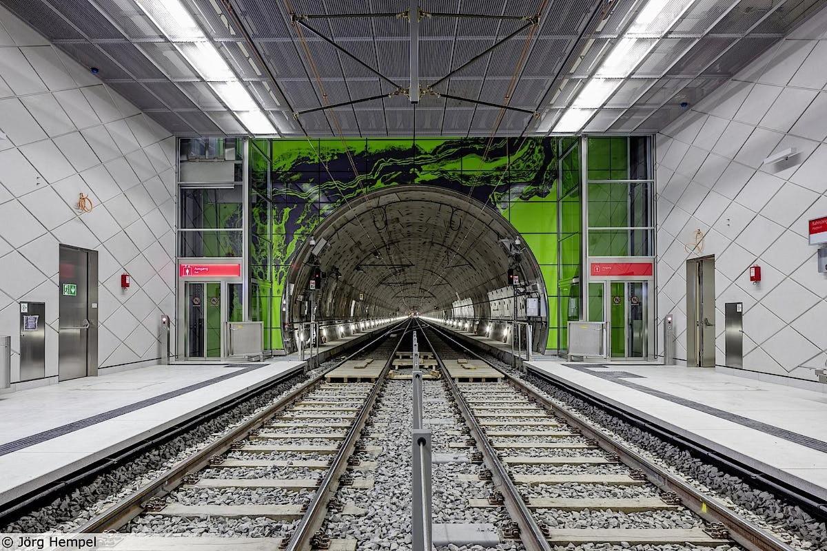 stanica metra s železničnou traťou a nástennou maľbou