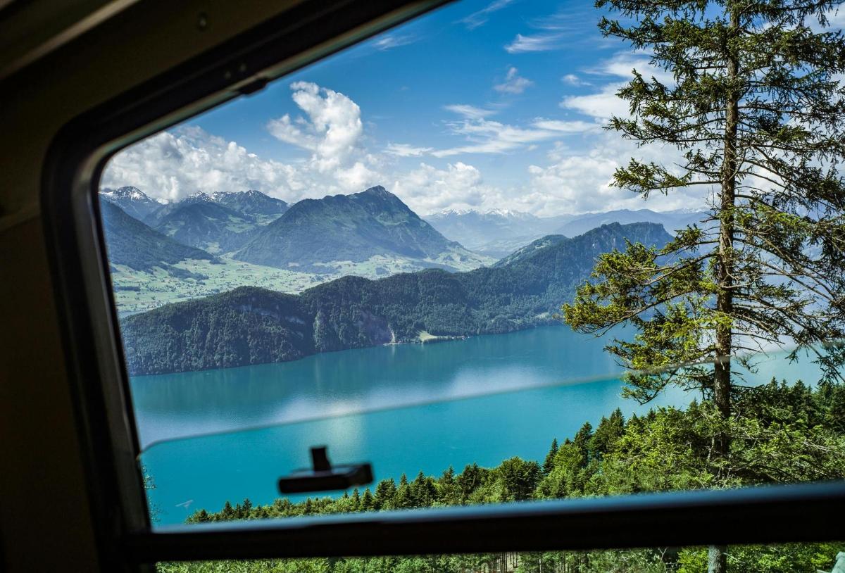 uma vista de um lago da janela de um trem