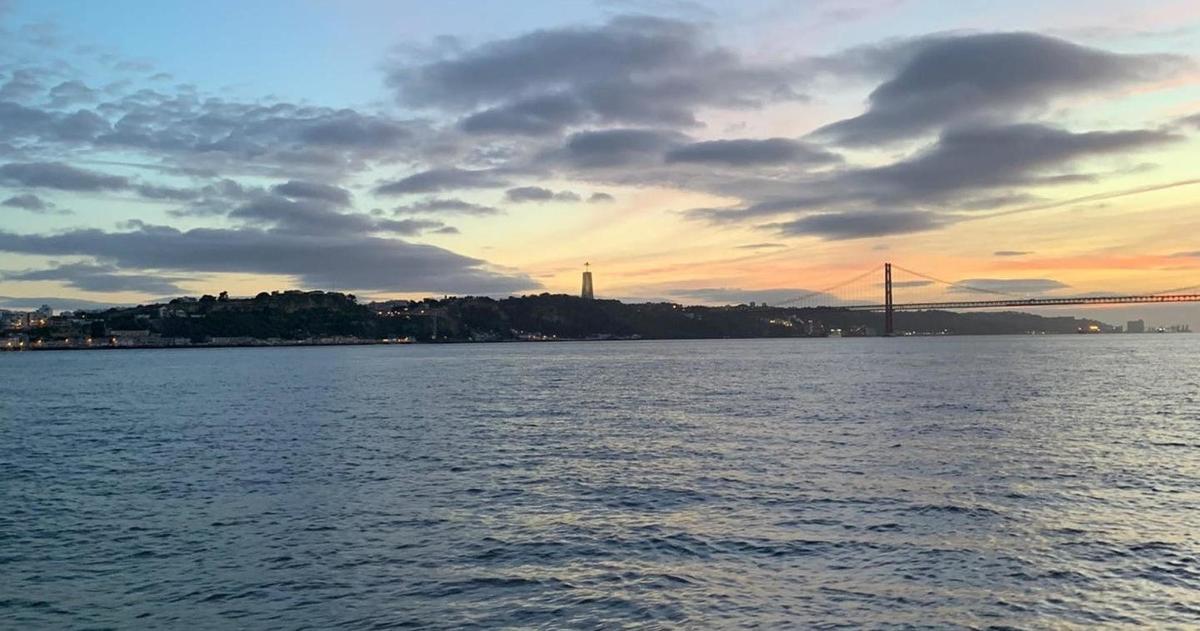 suur veekogu, mille taustal on sild