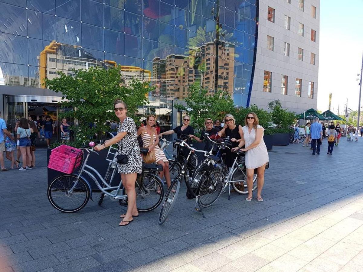 μια ομάδα ανθρώπων με ποδήλατα σε έναν δρόμο της πόλης