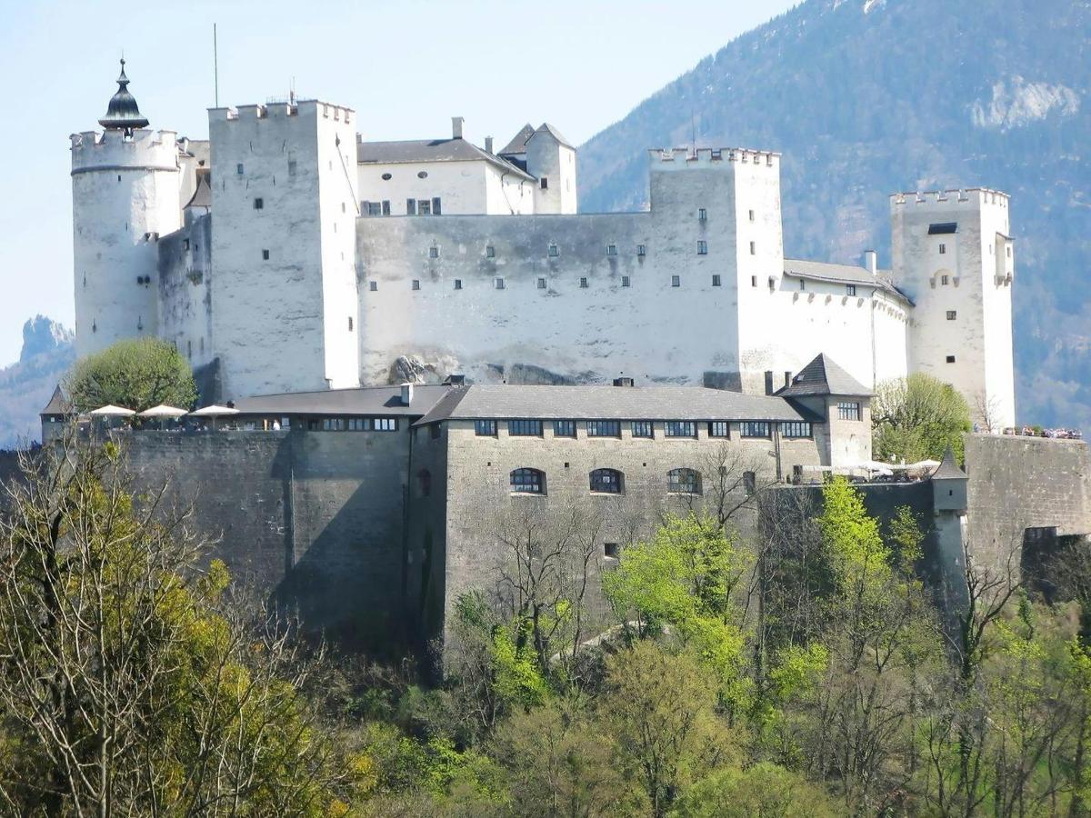 velký hrad stojící na vrcholu kopce