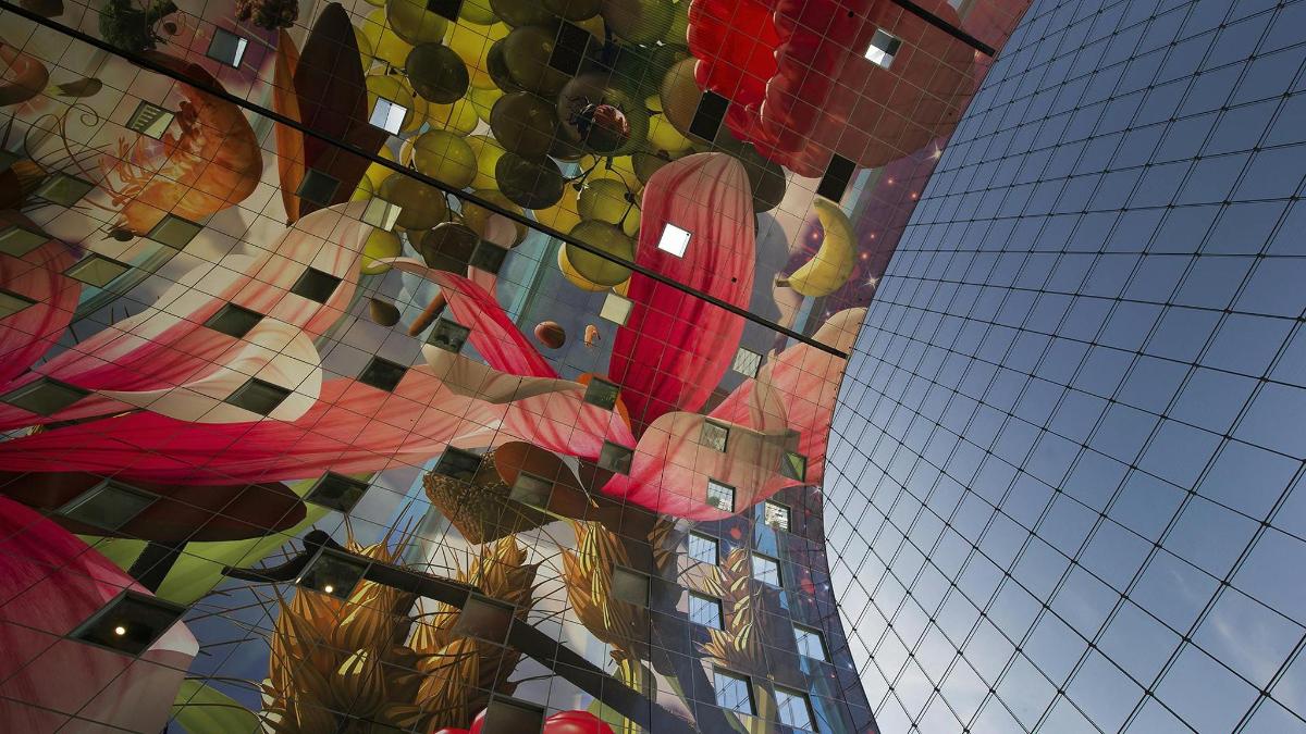 un riflesso di un edificio con un dipinto sopra