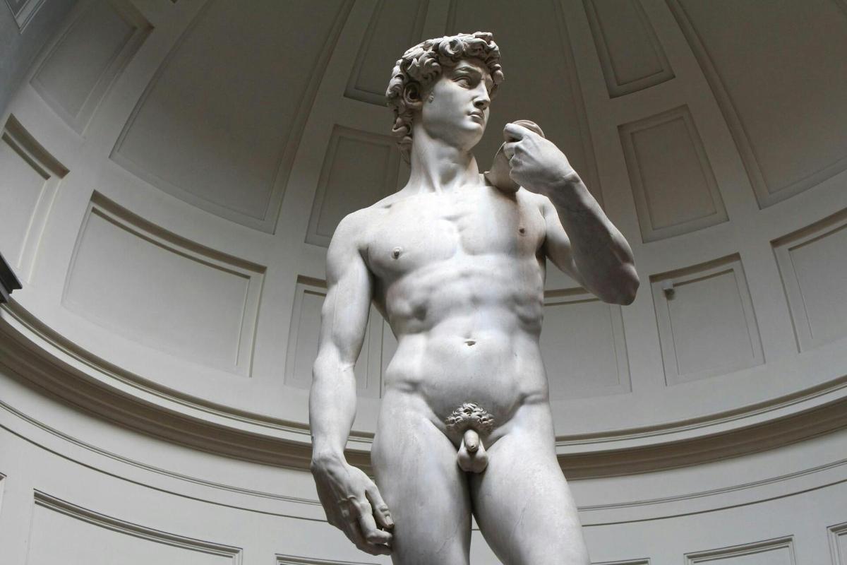 eine Statue eines Mannes, der in einem Gebäude steht
