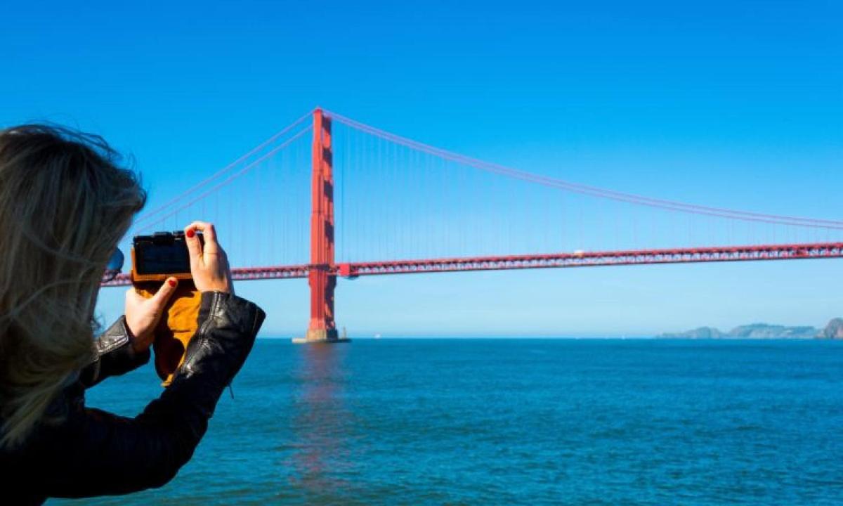 žena fotící most Golden Gate