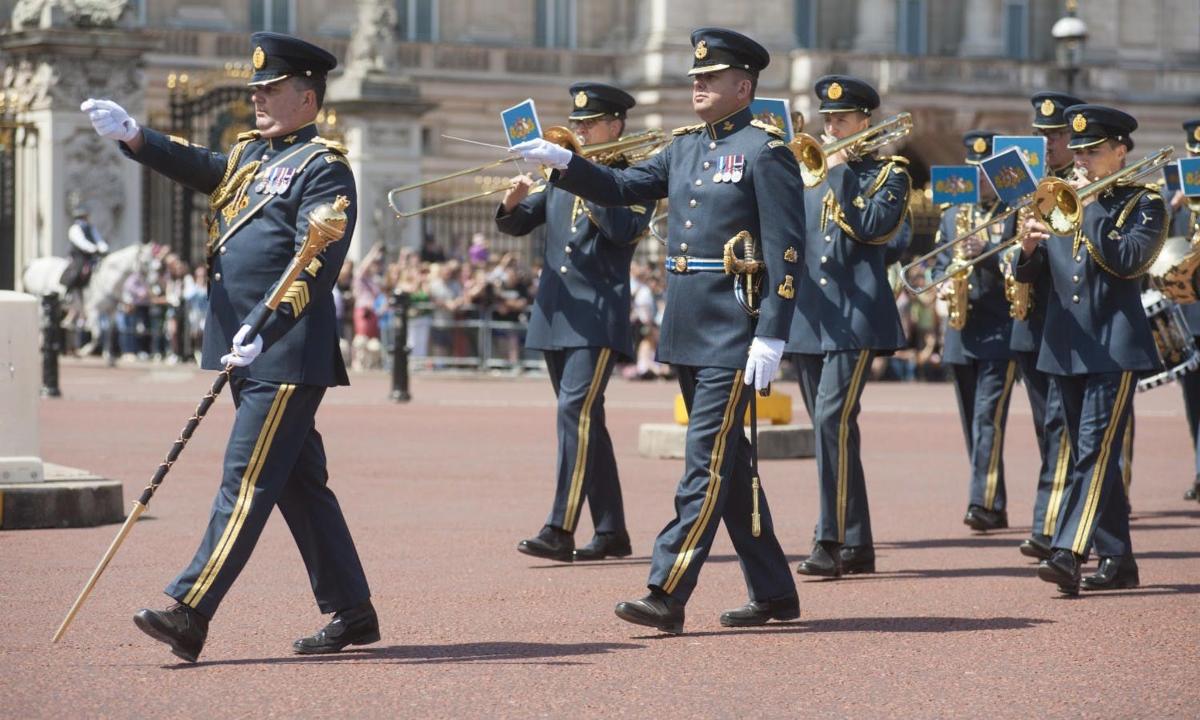 un gruppo di uomini in uniforme che suonano strumenti in ottone