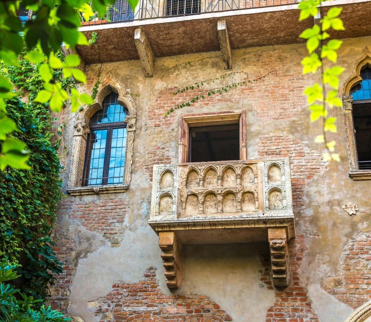 un balcon de piatră pe lateralul unei clădiri