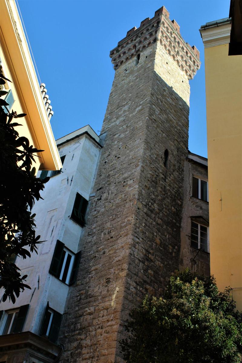 una torre alta de maó al costat d'un edifici