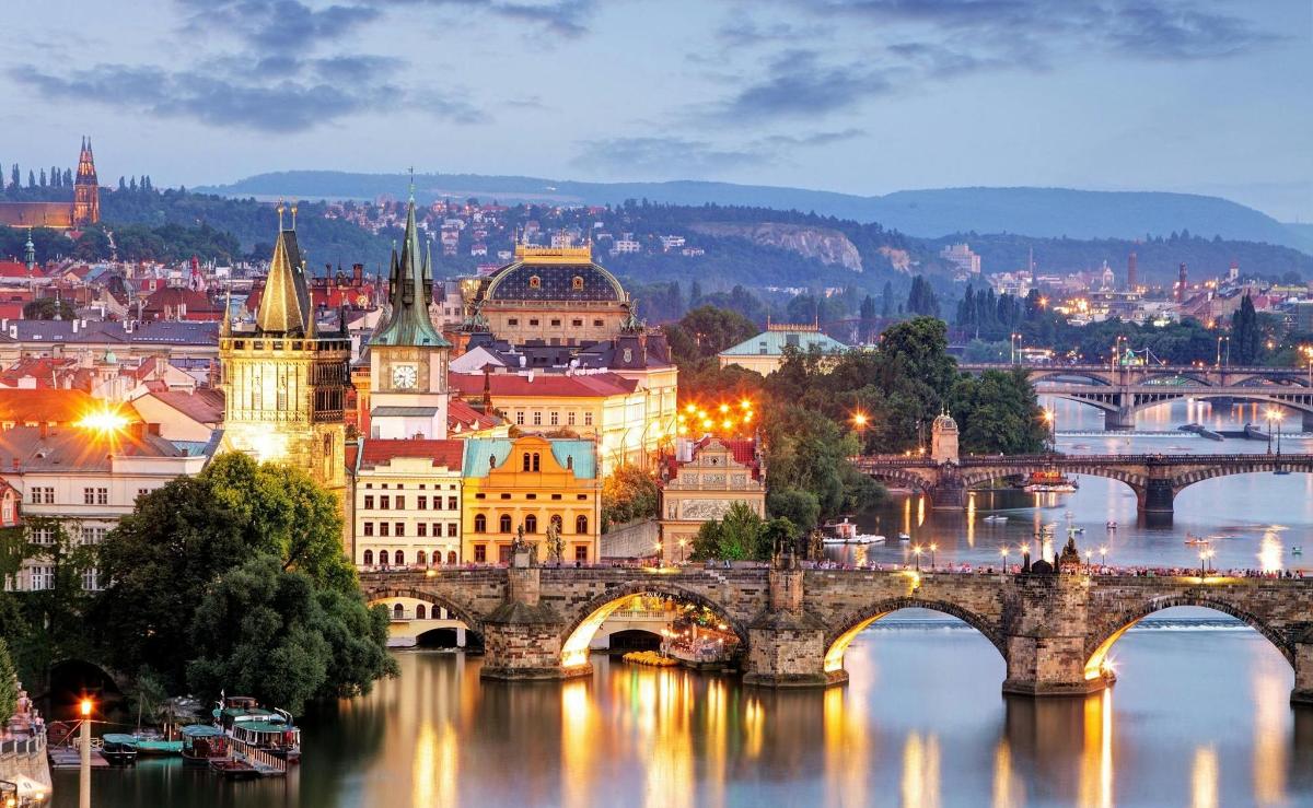 ein Blick auf eine Stadt mit einer Brücke über einen Fluss