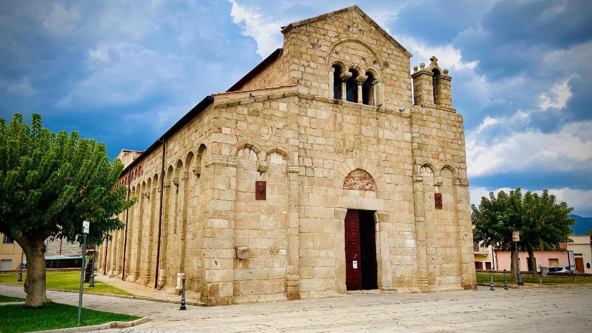 una grande chiesa in pietra con una grande torre