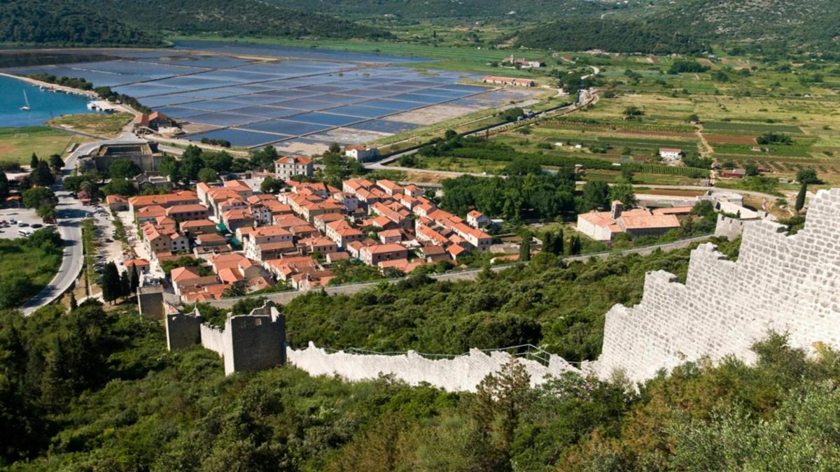 zračni pogled na vas za belim zidom