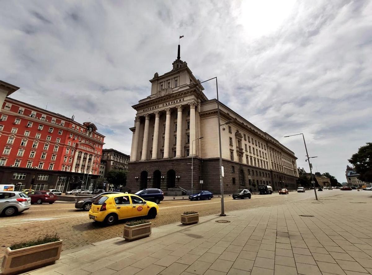 žluté auto zaparkované před budovou