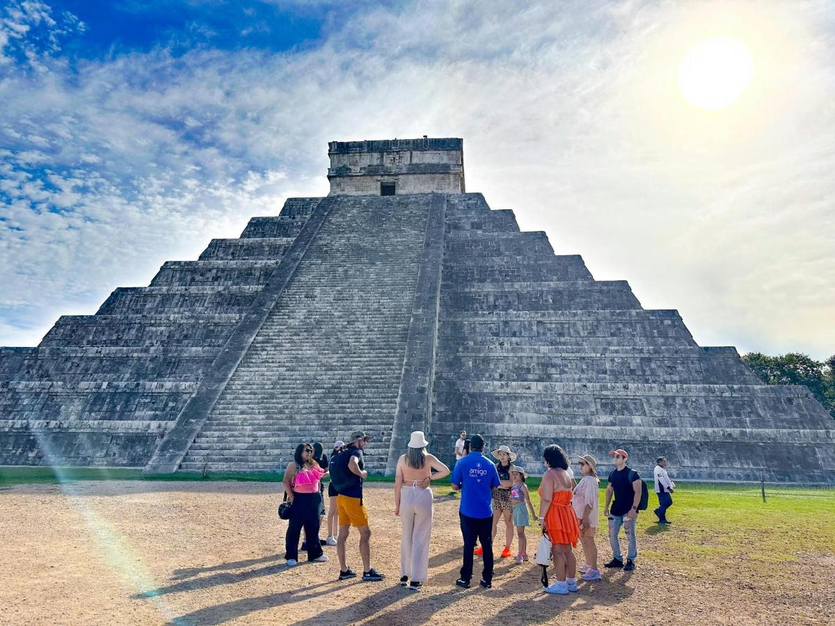 eine Gruppe von Menschen steht vor einer Pyramide