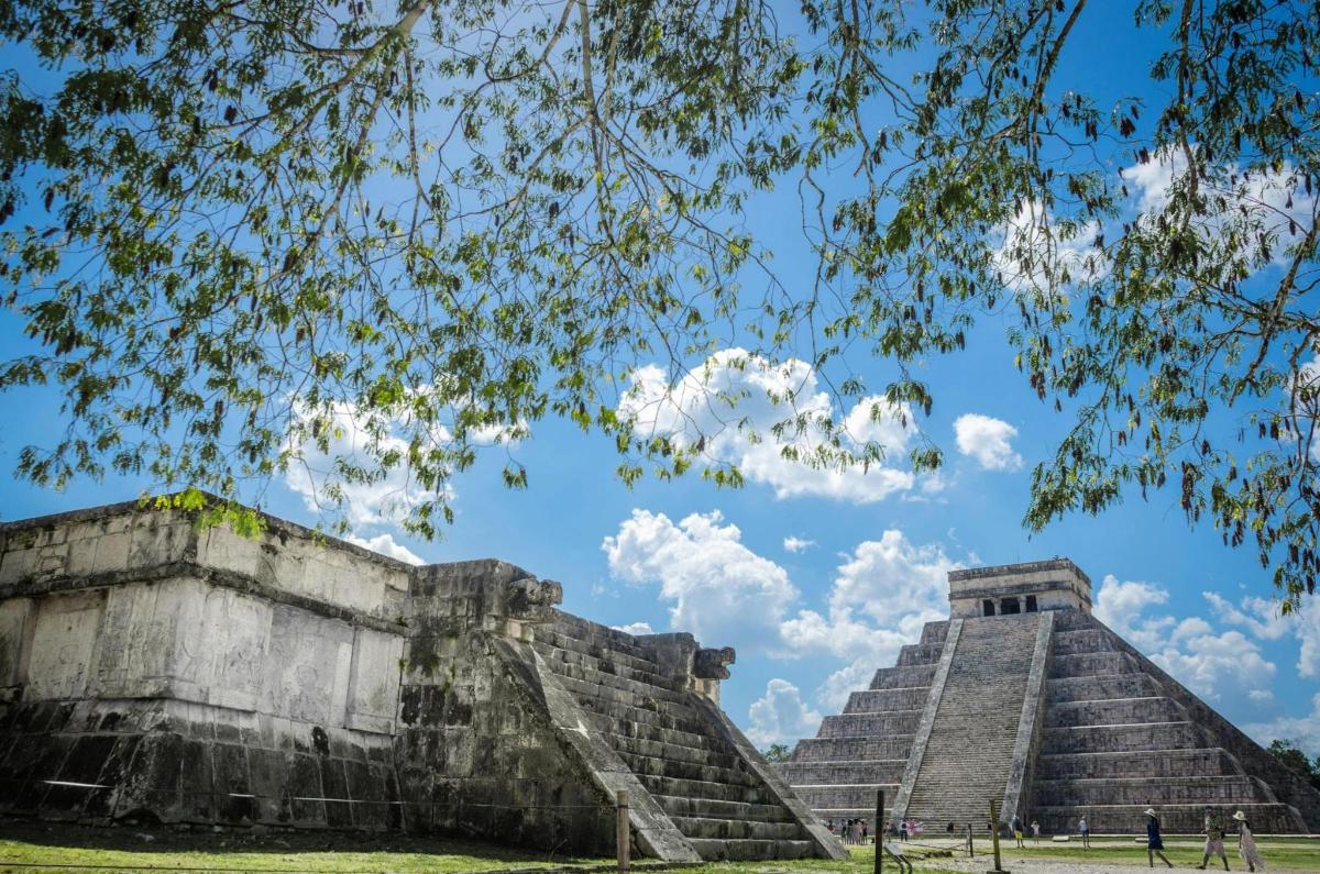 eine Pyramide bei den Maya-Ruinen