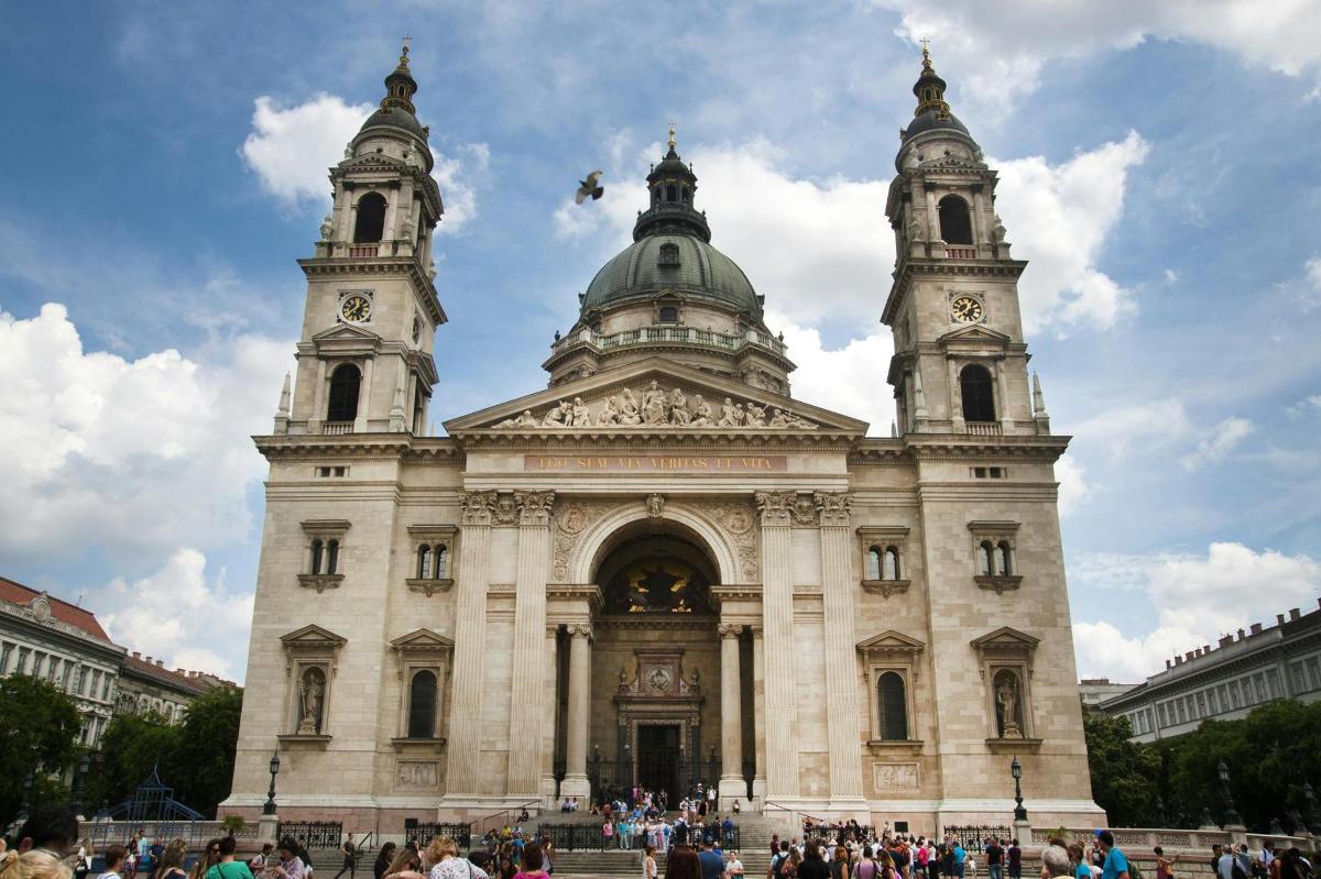 ein großes Gebäude mit zwei Türmen darauf
