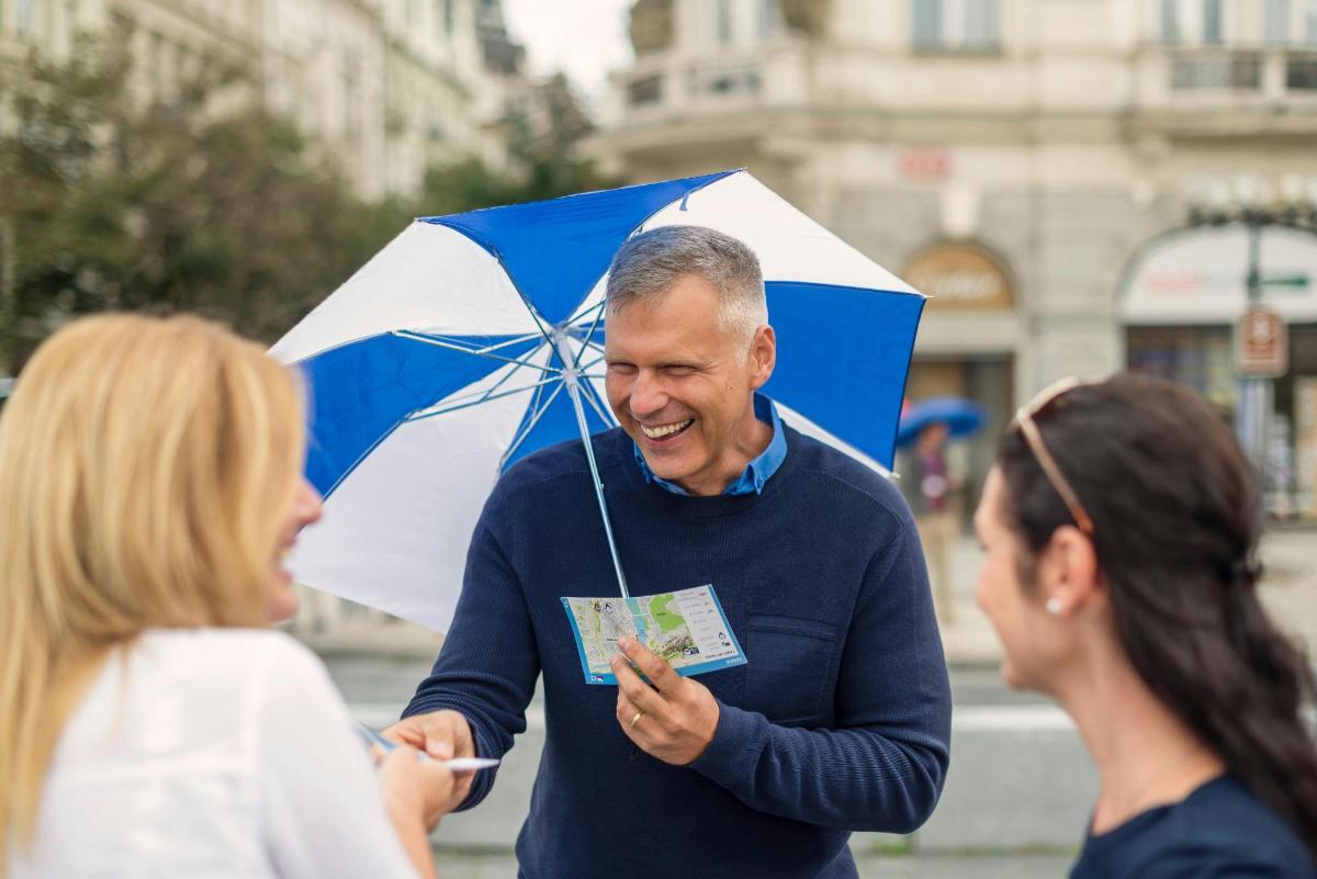 egy férfi kék-fehér esernyőt tartva