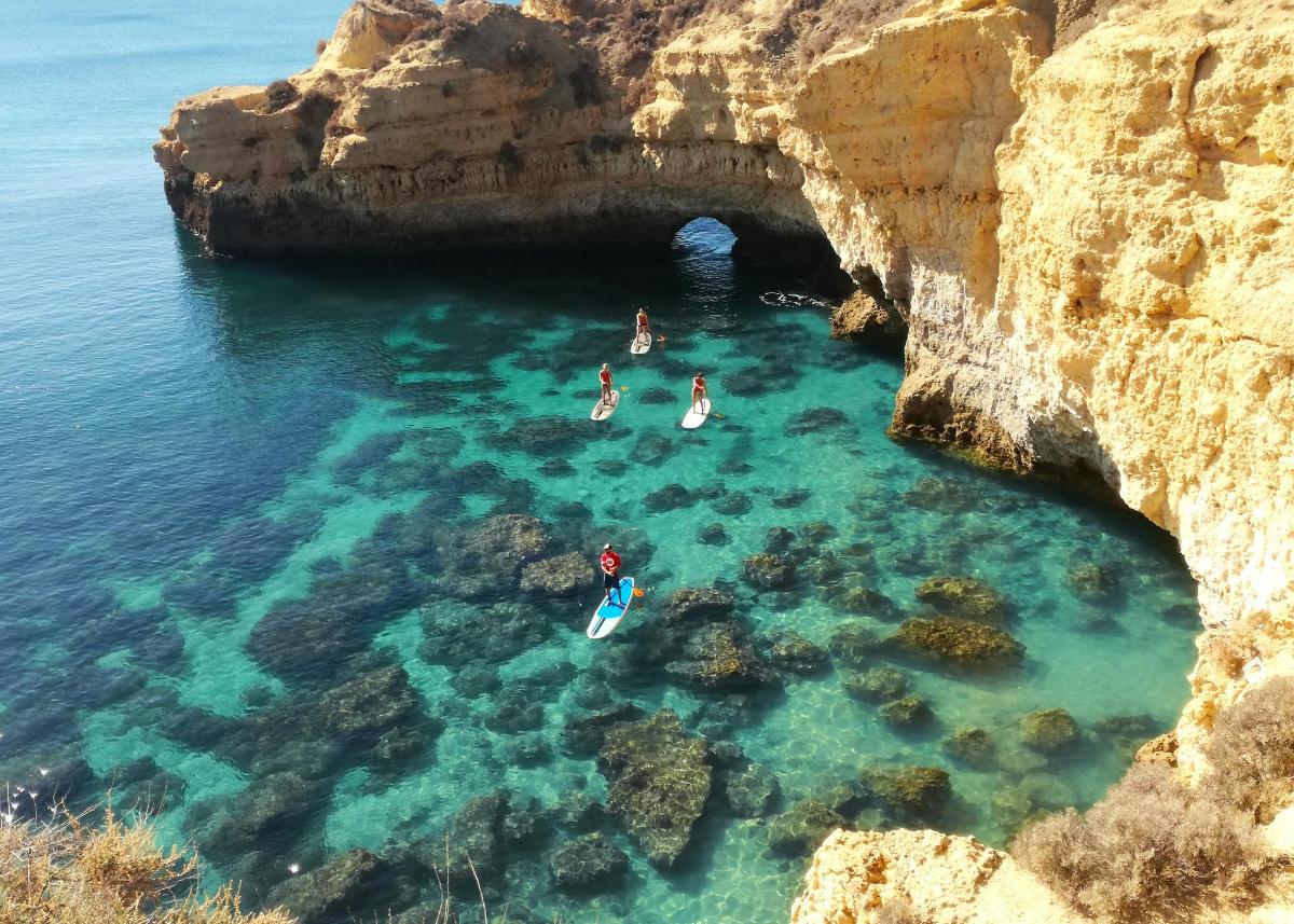 un gruppo di persone che nuotano in una grotta nell'acqua