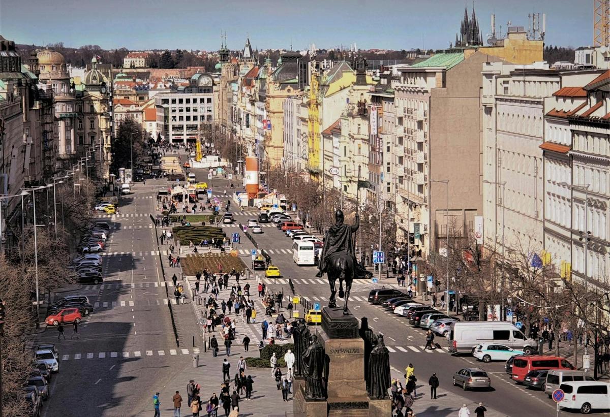 linnatänav, millel on hobuse seljas oleva mehe kuju