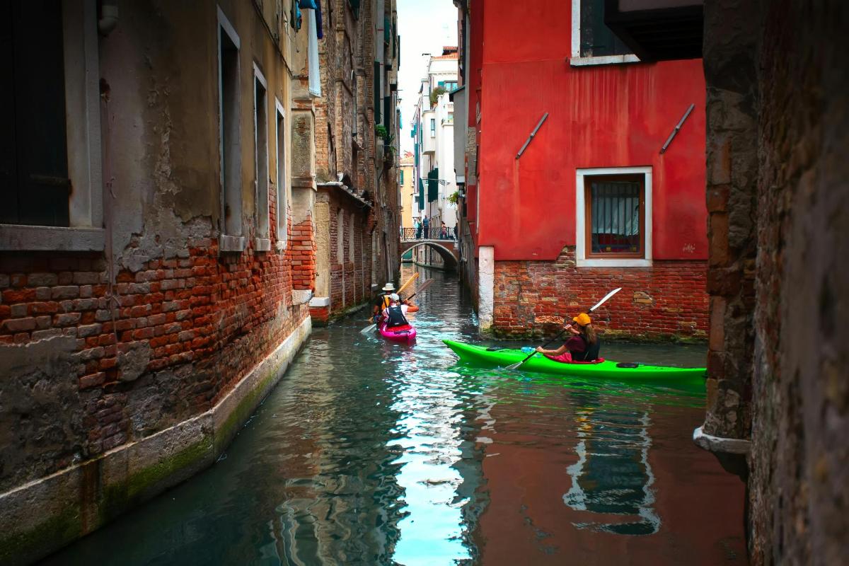 un gruppo di persone in canoe in un canale