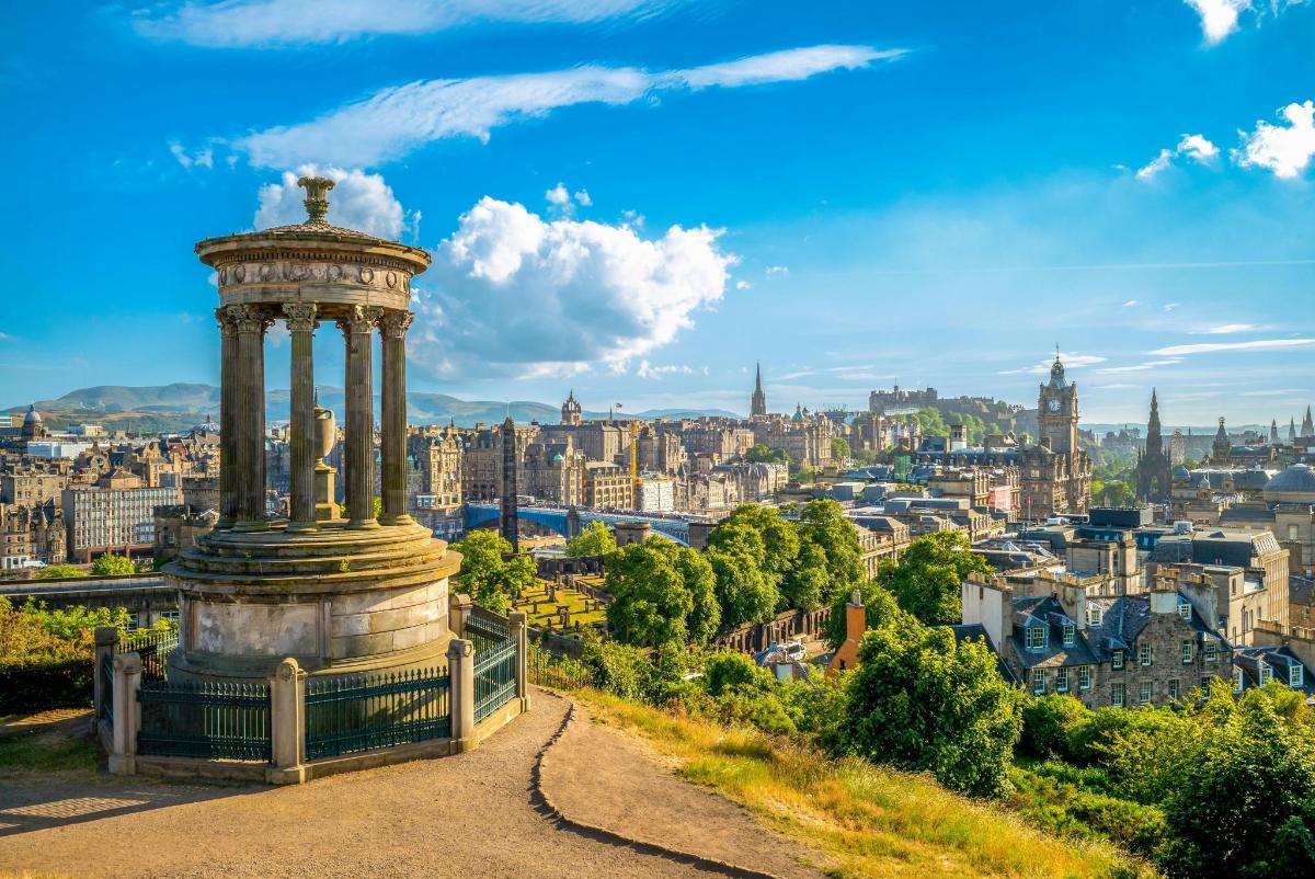 Una vista de la ciudad de Edimburgo desde la cima de una colina.