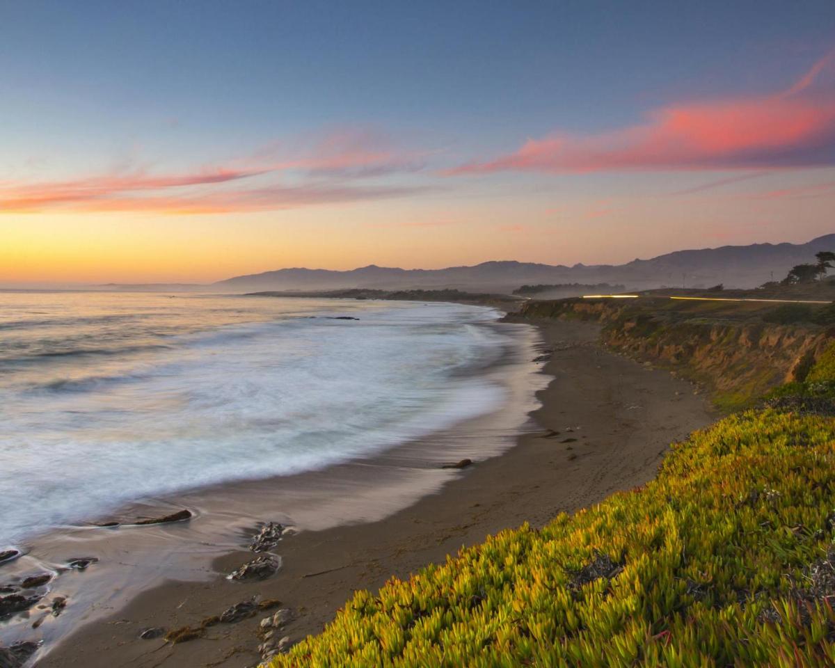 una vista della spiaggia al tramonto