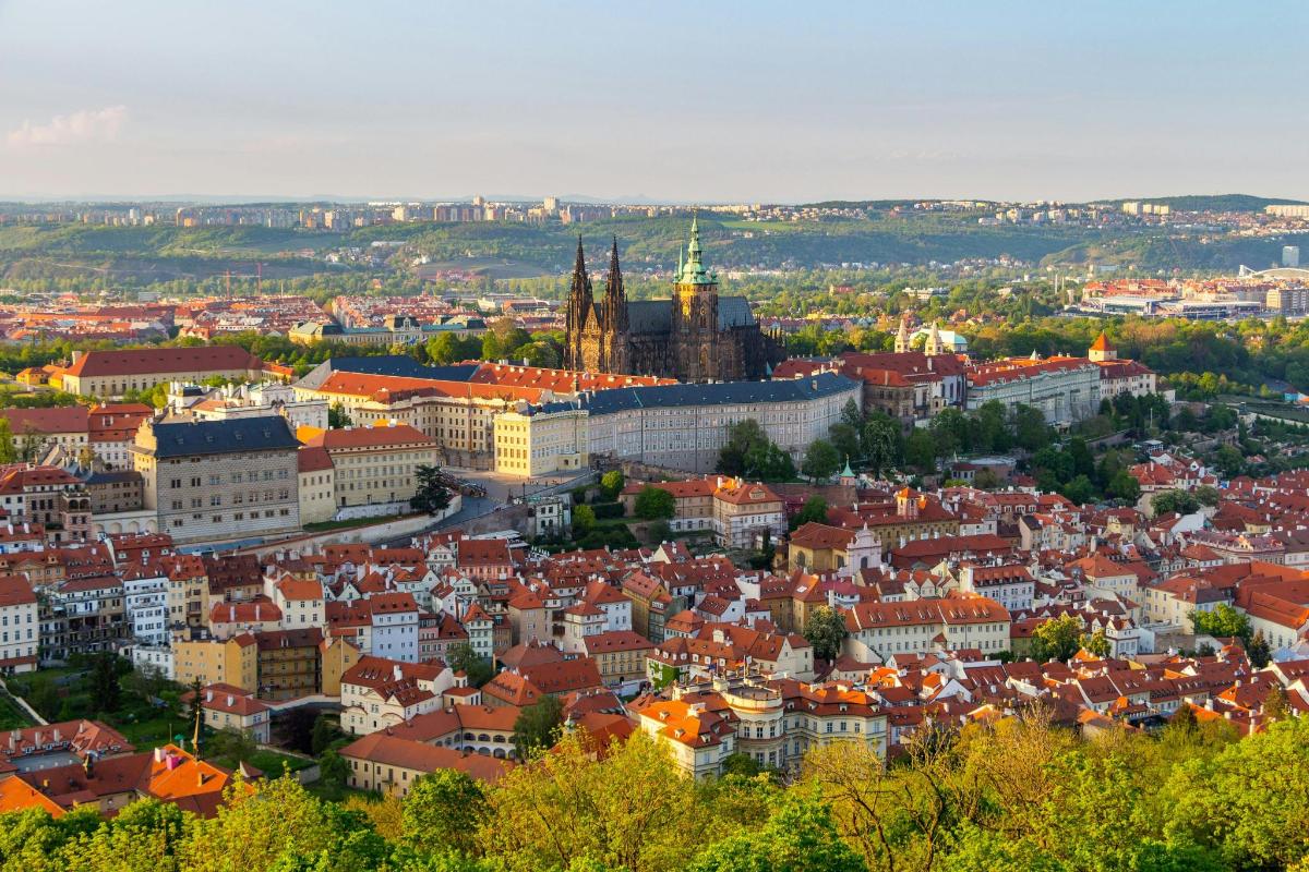 Letecký pohled na město s budovami