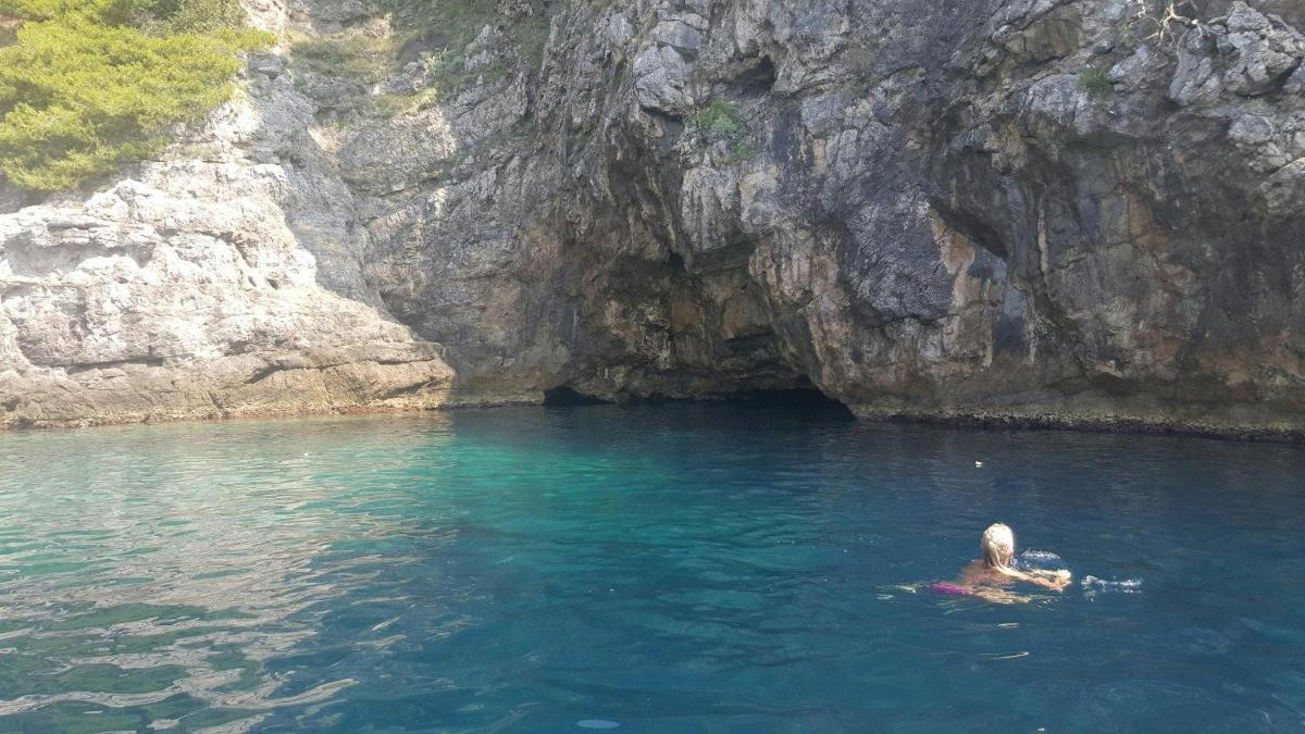 ένα άτομο που κολυμπάει σε μια σπηλιά στο νερό